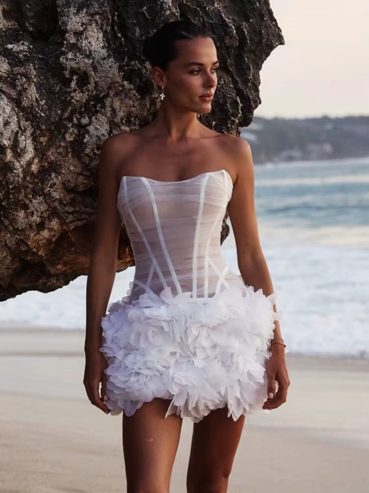 Vestido Mini Branco Sem Alças com Flores Plissadas – Elegância Delicada