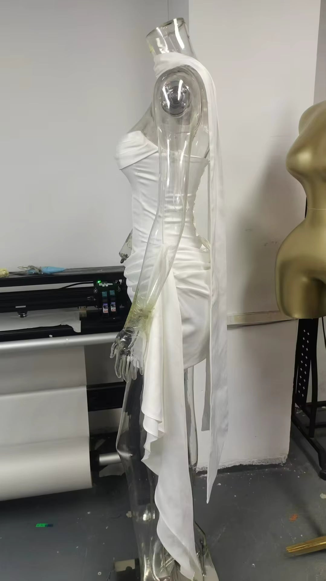 Vestido Mini em Cetim Branco com Corpete Estilo Espartilho – Elegância Sexy