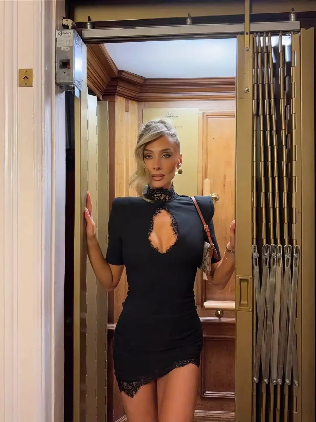 Vestido Mini Bodycon em Renda com Recortes Vazados e Gola Alta – Moda 2026