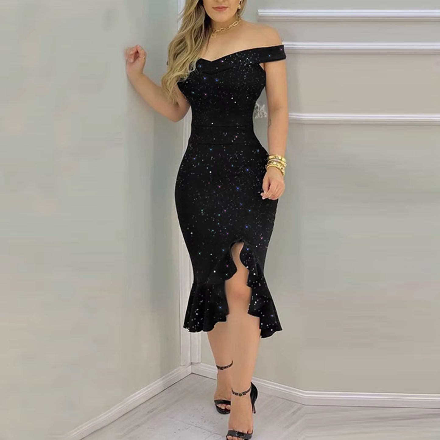 Vestido Bodycon Elegante com Ombros à Mostra e Babados – Brilho Sofisticado