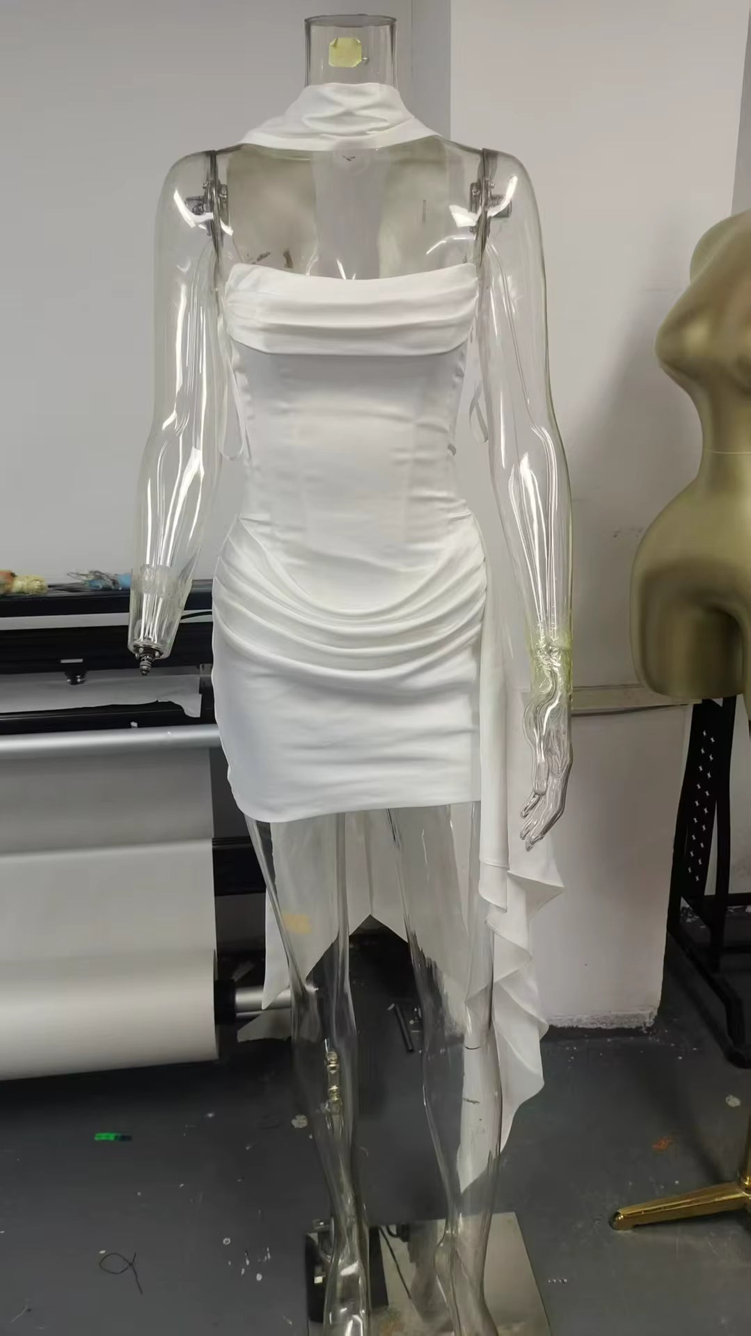 Vestido Mini em Cetim Branco com Corpete Estilo Espartilho – Elegância Sexy