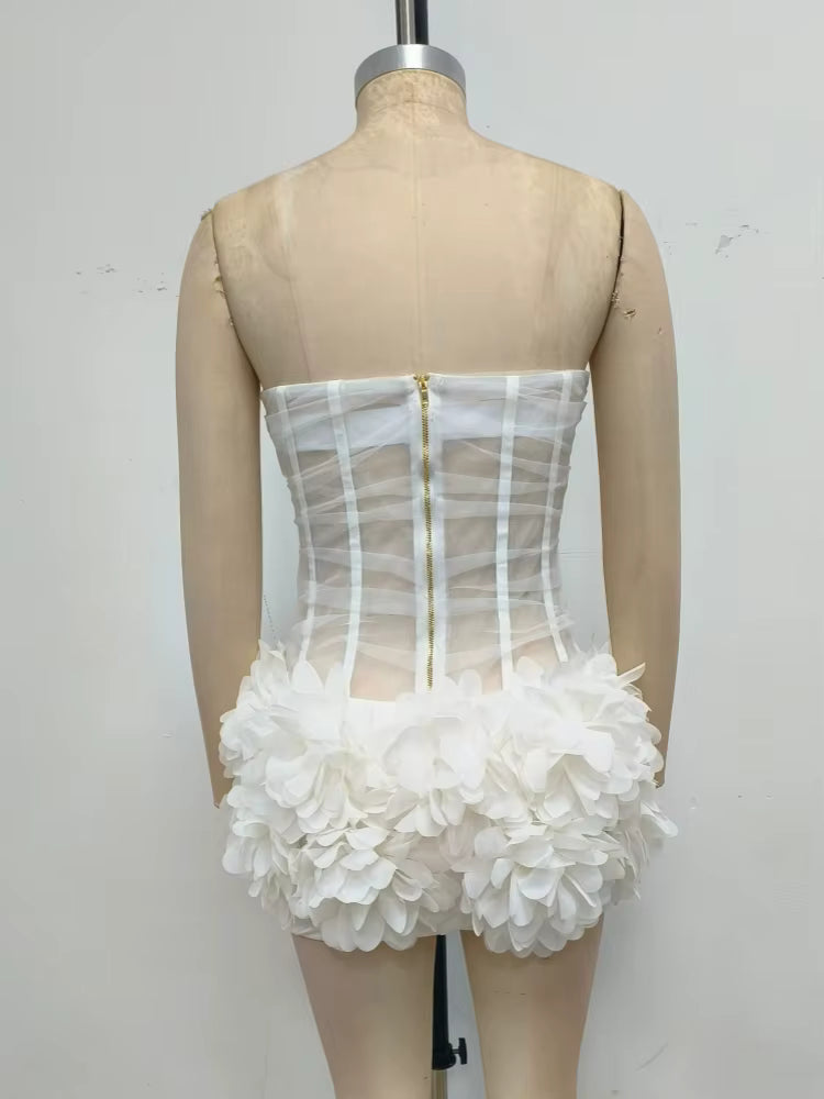 Vestido Mini Branco Sem Alças com Flores Plissadas – Elegância Delicada