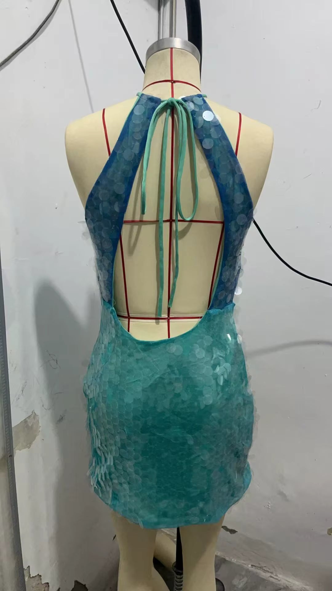 Vestido Mini de Lantejoulas Luxuoso Azul-Verde com Decote Halter – Festa 2025