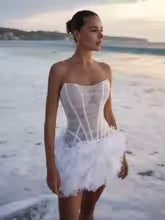 Vestido Mini Branco Sem Alças com Flores Plissadas – Elegância Delicada