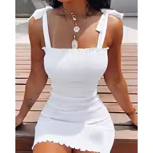 Vestido Mini Branco de Verão com Ombros à Mostra e Cinto