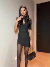 Vestido Mini Bodycon em Renda com Recortes Vazados e Gola Alta – Moda 2026