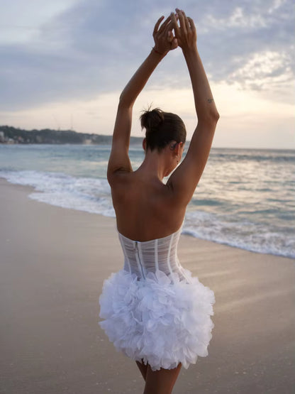 Vestido Mini Branco Sem Alças com Flores Plissadas – Elegância Delicada