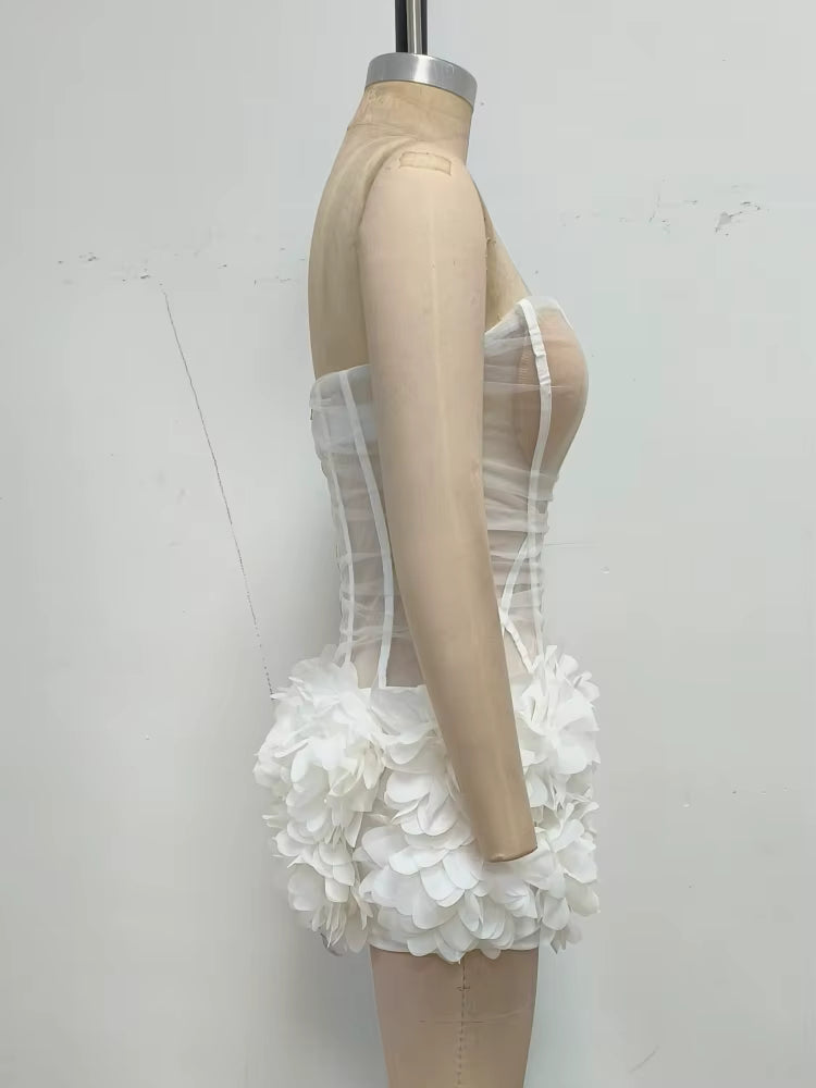 Vestido Mini Branco Sem Alças com Flores Plissadas – Elegância Delicada