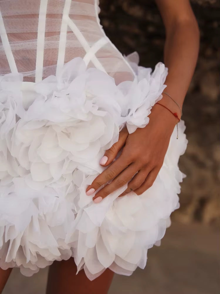 Vestido Mini Branco Sem Alças com Flores Plissadas – Elegância Delicada