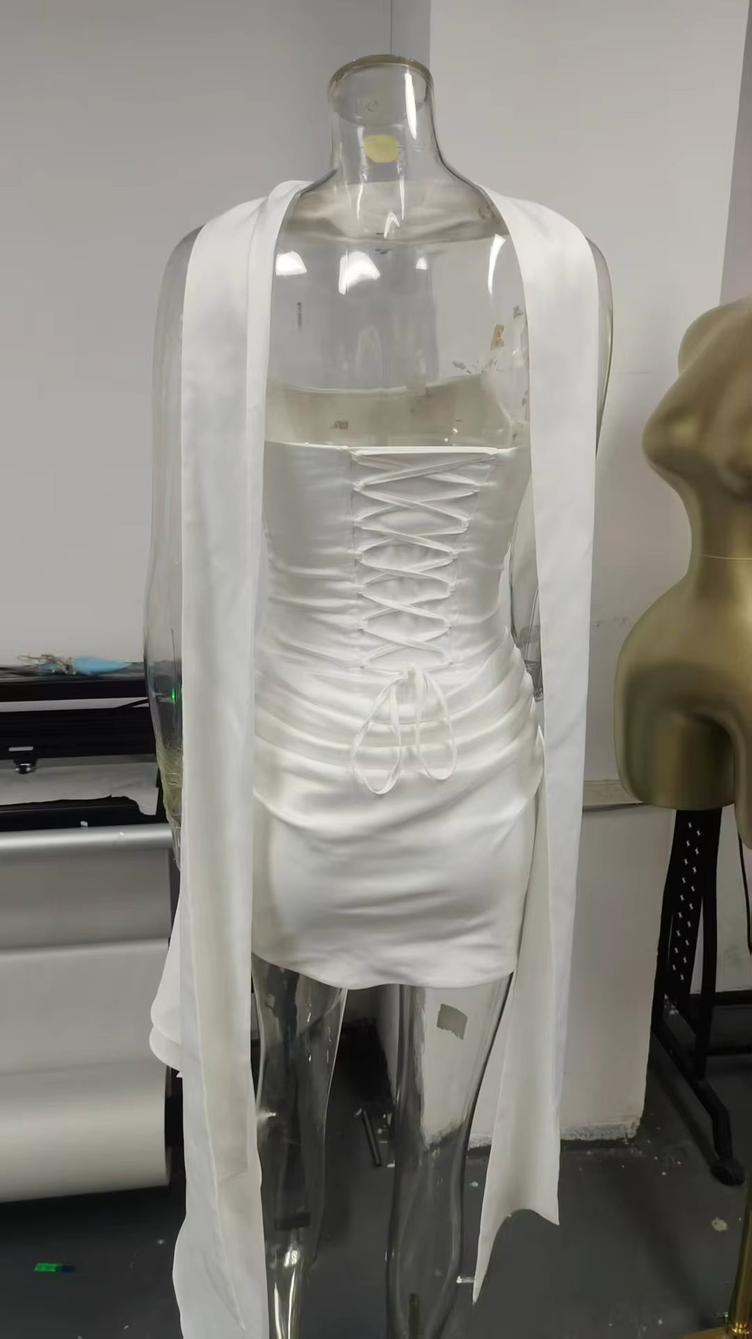 Vestido Mini em Cetim Branco com Corpete Estilo Espartilho – Elegância Sexy