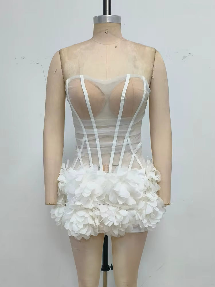 Vestido Mini Branco Sem Alças com Flores Plissadas – Elegância Delicada