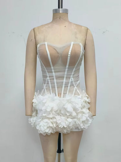 Vestido Mini Branco Sem Alças com Flores Plissadas – Elegância Delicada