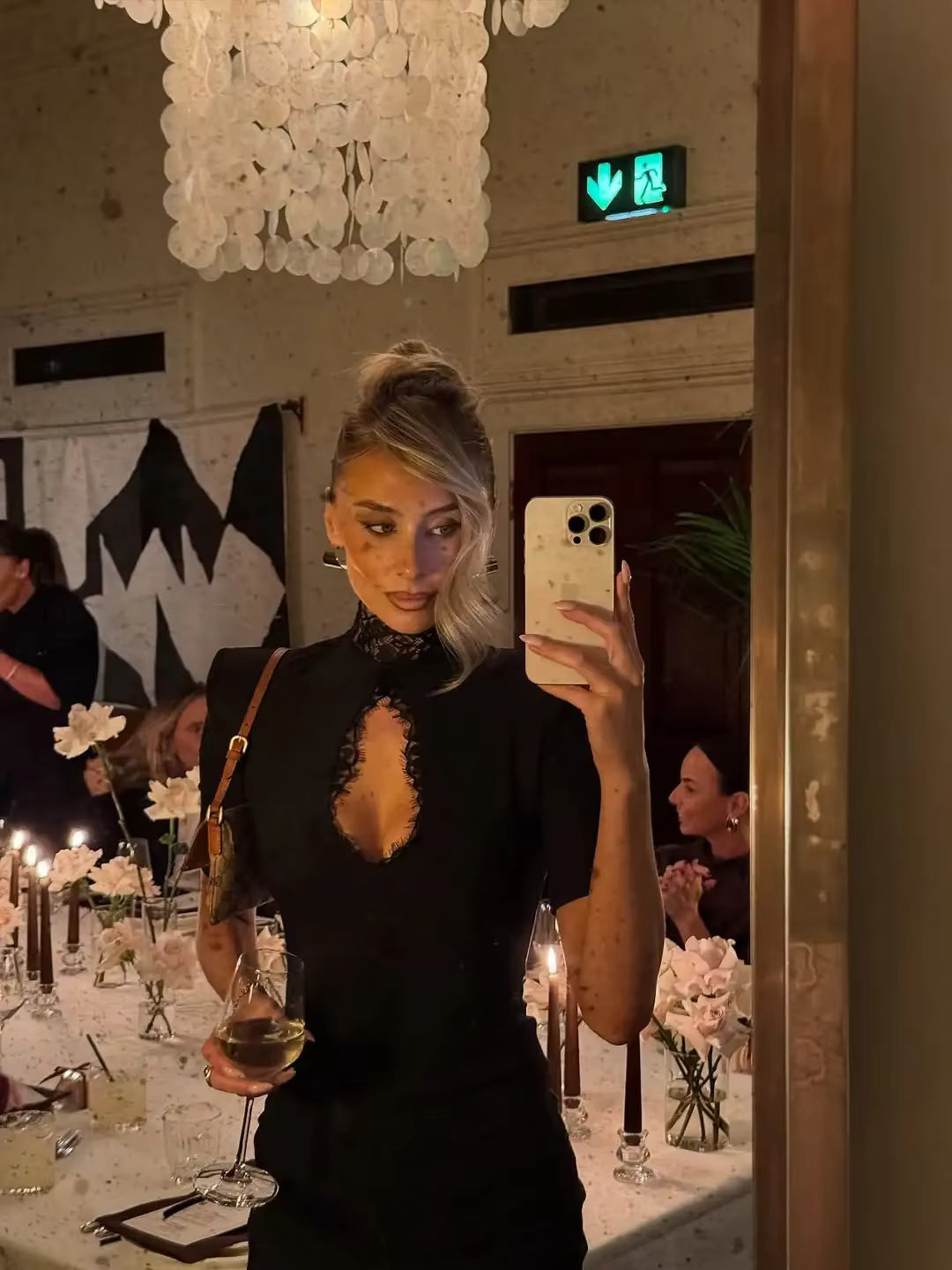 Vestido Mini Bodycon em Renda com Recortes Vazados e Gola Alta – Moda 2026