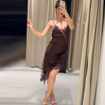 Vestido Mini Assimétrico em Renda – Sensualidade Elegante para Noites de Verão 2025